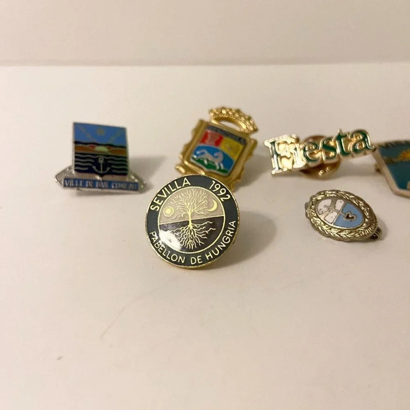 Vintage Lot of 6 Assorted Pins Venezuela Rio Negro Sevilla Ville de Baie Comeau - Picture 3 of 16